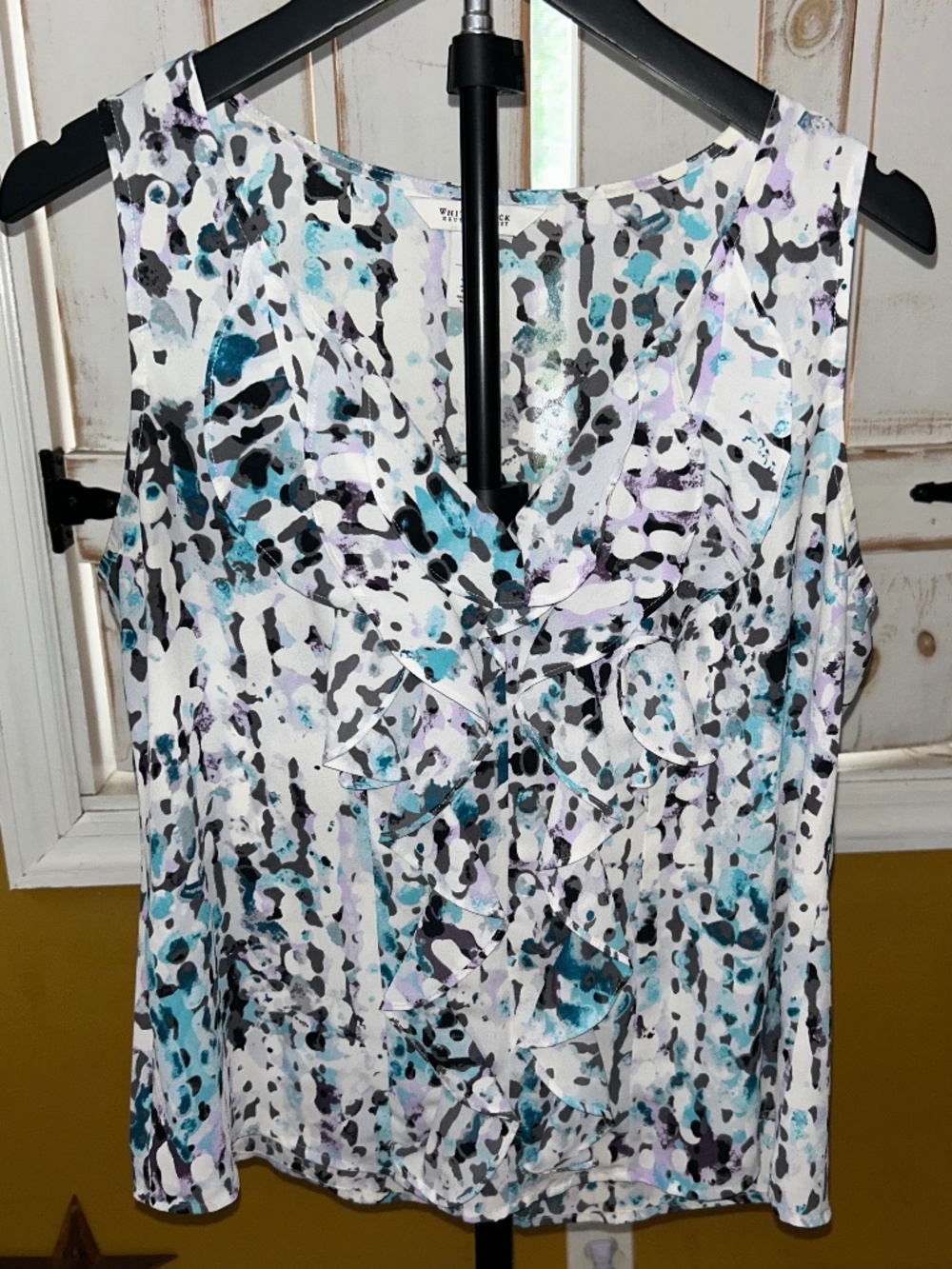 White House Black Market Size 8 Sleeveless Ruffled Blouse Abstract Print